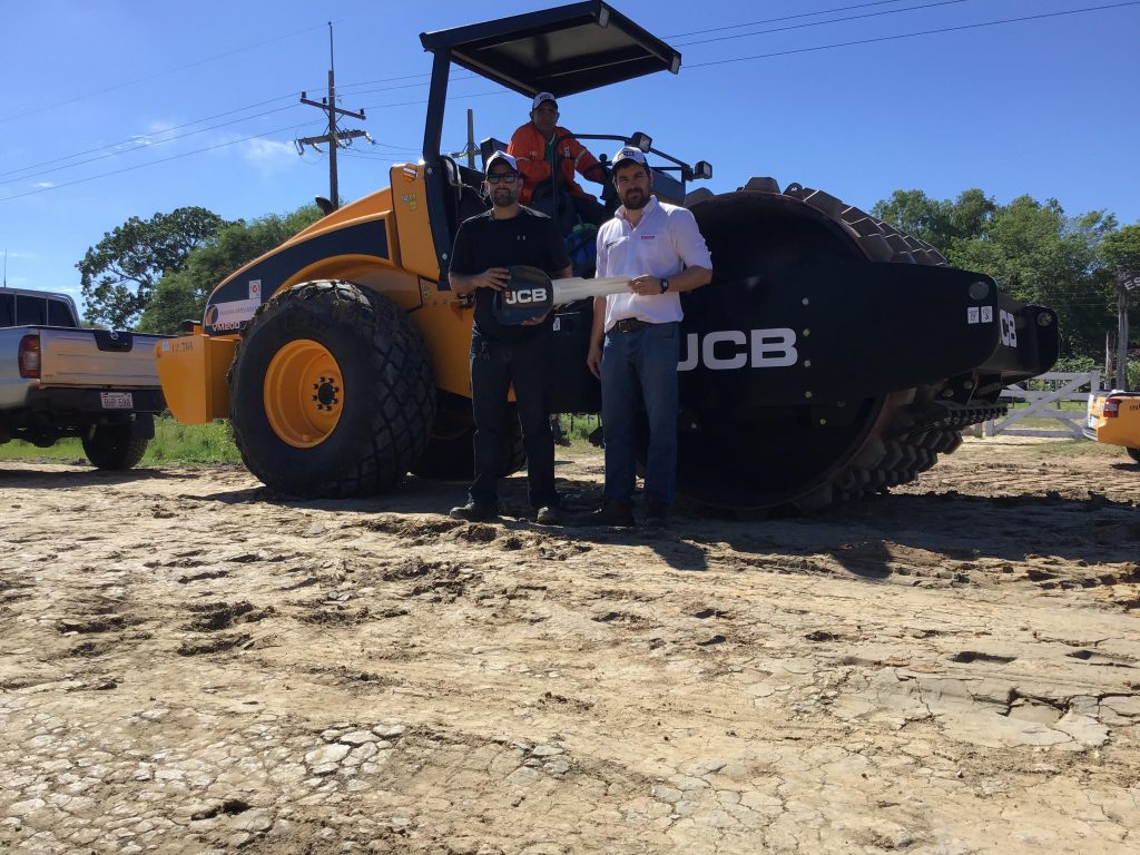 Entrega de Nuevo equipo compactador de JCB a la empresa Talavera y Ortellado S.A