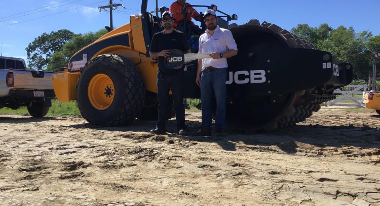 Entrega de Nuevo equipo compactador de JCB a la empresa Talavera y Ortellado S.A