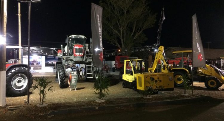 El evento realizado en el campo ferial “Wilfrido Soto”, reunió a más de 400 expositores del sector de insumos y maquinarias para el campo, agricultores y ganaderos.