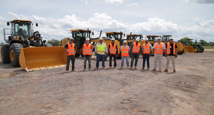 Kurosu entregó maquinarias viales John Deere para importantes obras