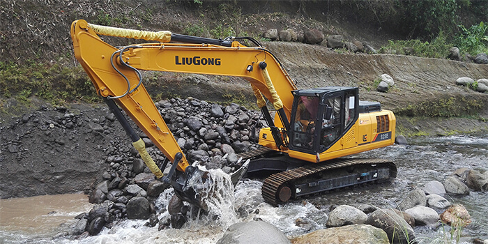 Excavadora LiuGong 925E en obra Aña Cuá