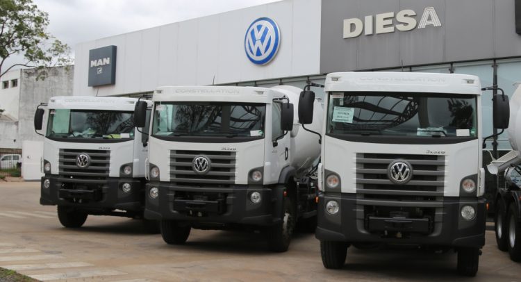 VWCO entrega nueve camiones para construcción en Paraguay
