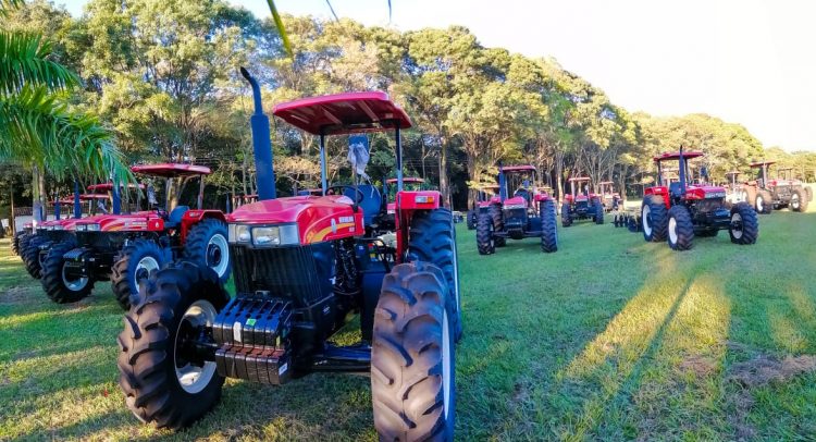 New Holland Agriculture entregó 23 tractores color terracota en Paraguay