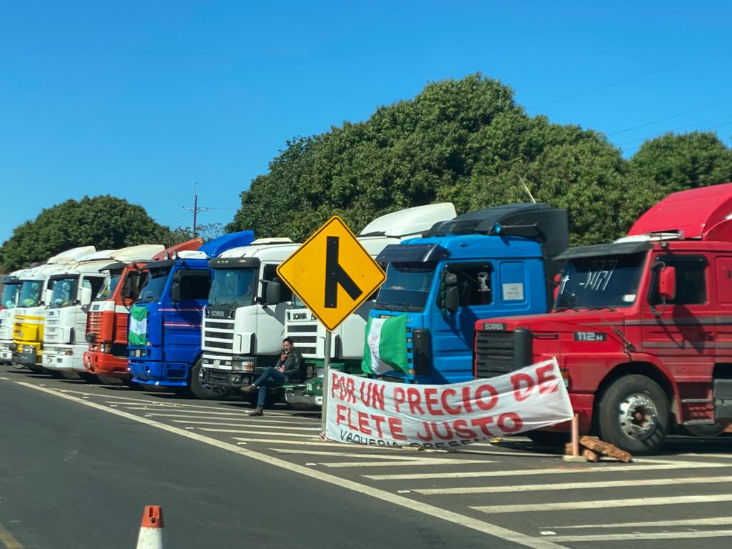 Camioneros continúan el paro indefinido sin respuesta del gobierno