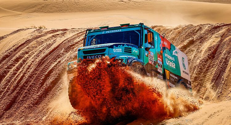 PETRONAS Team de Rooy IVECO coloca dos camiones en en Top 10 en la primera mitad del Rally Dakar 2022