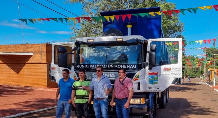 GRUPO TIMBO entregó camión volquete a la Municipalidad de HOHENAU