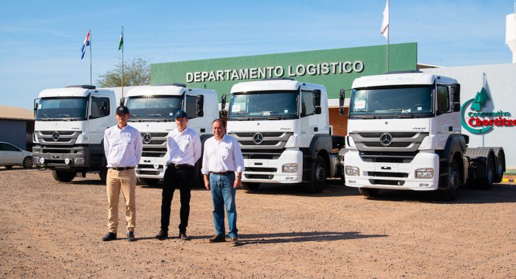 Grupo Condor entregó 4 camiones Mercedes-Benz a la Cooperativa Chortitzer