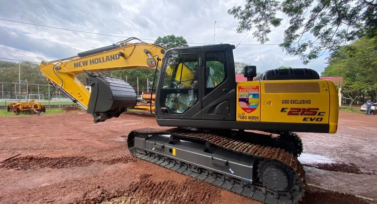 Oro Verde entregó una excavadora New Holland E215 EVO a la Gobernación de Alto Paraná