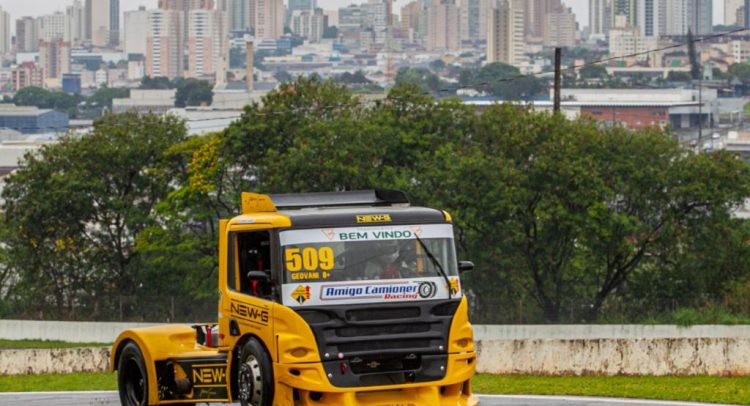 El primer camión de carreras de Paraguay debuto en la Fórmula Truck de Brasil