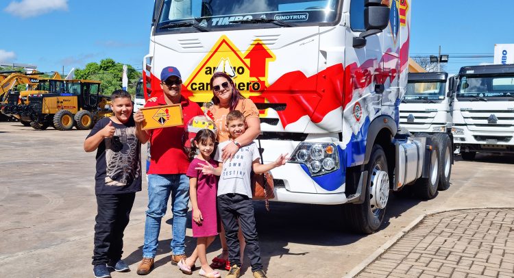 Amigo Camionero y el Grupo TIMBO entregaron el camión Sinotruk A7 al ganador del sorteo