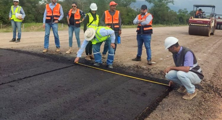 Obras de la Ruta de la Leche avanzan con la pista de prueba para colocación de concreto asfáltico