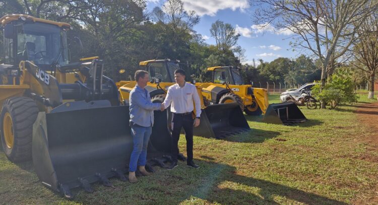 De la Sobera y JCB concretan importante entrega de maquinarias al Grupo Kress – Frutika