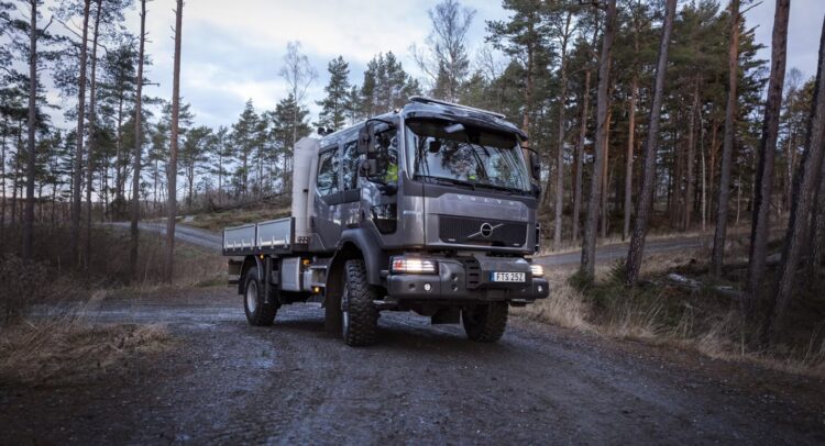 Volvo Trucks lanza su nuevo camión mediano FL 4x4 reforzado para tareas todoterreno exigentes
