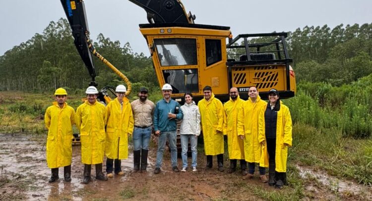Timbo entrega la primera excavadora forestal SANY 215F con el primer cabezal procesador TIGERCAT 544 a forestal Paraguay